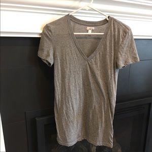 Like new. V neck bundle. Like new, worn 1-2 times